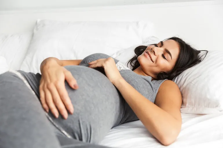 czy w ciąży mozna spać na brzuchu