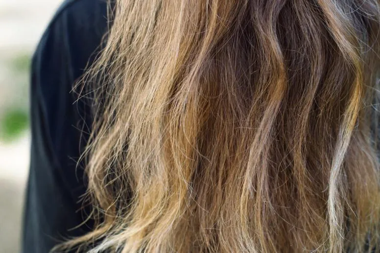 Suche końcówki włosów – jak sobie z nimi poradzić?