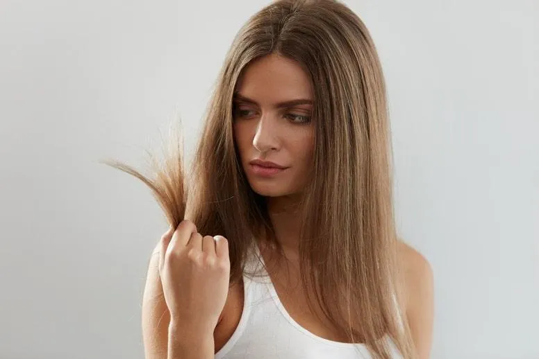 Zniszczone i rozdwojone końcówki włosów – jak wyglądają i jak je uratować?