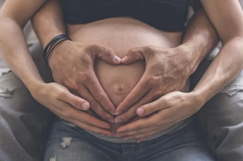 zmiany skórne kobiet w ciąży - brzuch ciężarnej