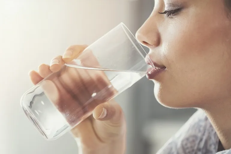 mujer bebiendo agua