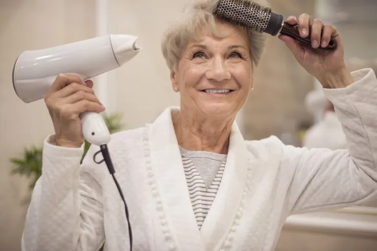 zapobieganie wypadaniu włosów u seniorów