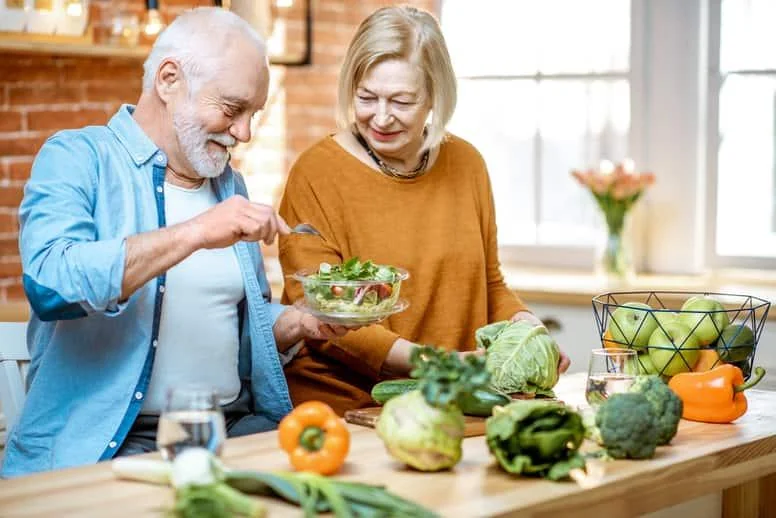 Dieta dla seniora – jak powinno wyglądać żywienie osoby starszej?