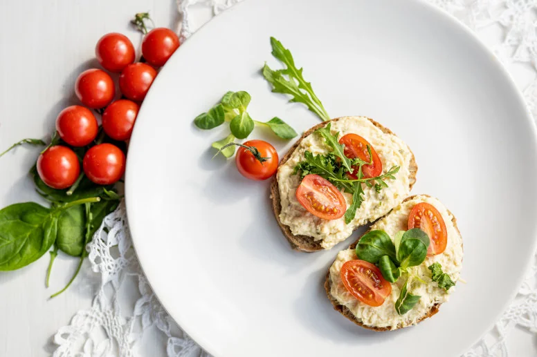 dieta na trądzik różowaty - chleb razowy z pastą jajeczną i pomidorami dieta na trądzik różowaty - chleb razowy z pastą jajeczną i pomidorami