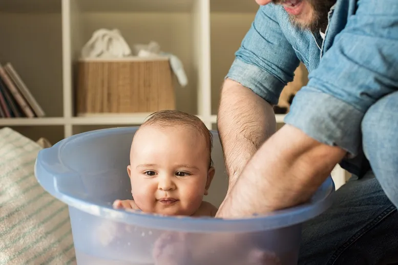 Kąpiel w krochmalu − kiedy pomoże maluchowi?