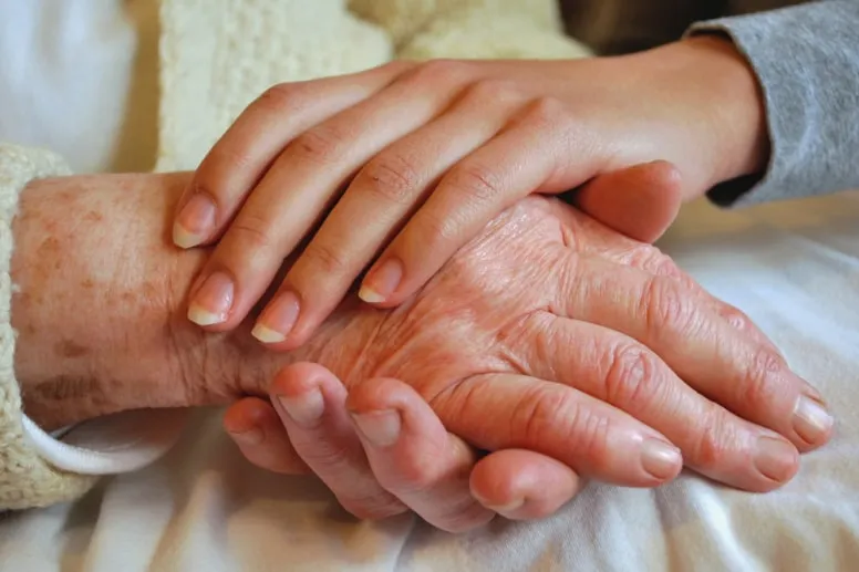 Plamy starcze na dłoniach – skąd się biorą i jak je usunąć?