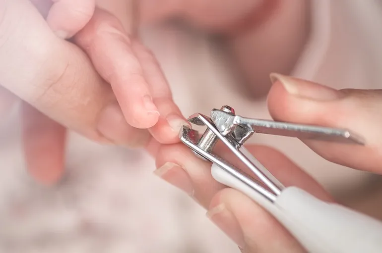 Principios de cortar las uñas en un bebé.