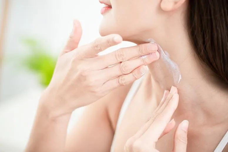 Sucha skóra na szyi — jakie są przyczyny i jak ją pielęgnować?