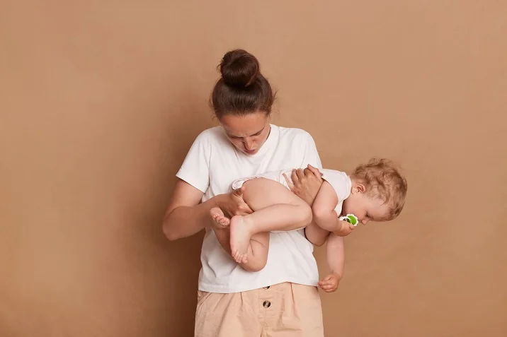Mama i niemowlę - sprawdzanie pampersa Mama i niemowlę - sprawdzanie pampersa