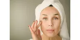 Sucha skóra pod oczami – przyczyny problemu i skuteczne, domowe oraz apteczne rozwiązania