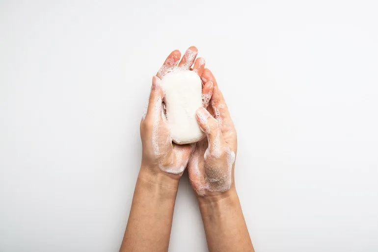 pękająca skóra między palcami a mydło
