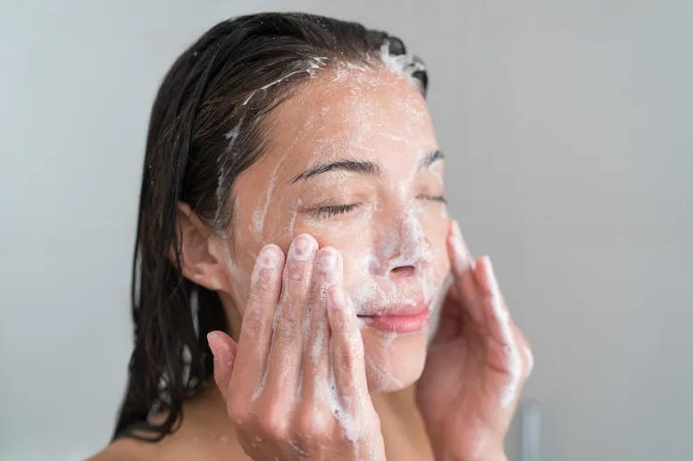 Jak i czym prawidłowo myć twarz?