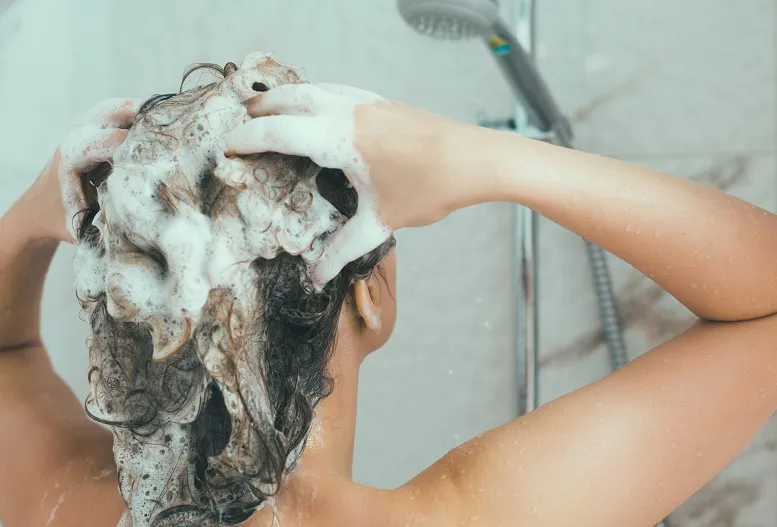 Peeling do skóry głowy − jak stosować? Zobacz, jak oczyścić skalp