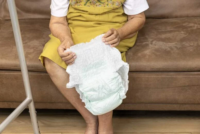 Jak przebrać pampersa osobie starszej?
