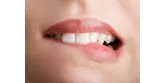 Ruszające się zęby u dorosłych. Czy to objaw poważnej choroby?