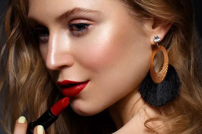 Makijaż walentynkowy − jak wykonać makijaż w odcieniach czerwieni?