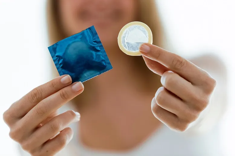 jak poprawnie założyć prezerwatywę