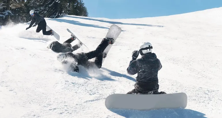uraz głowy na snowboardzie