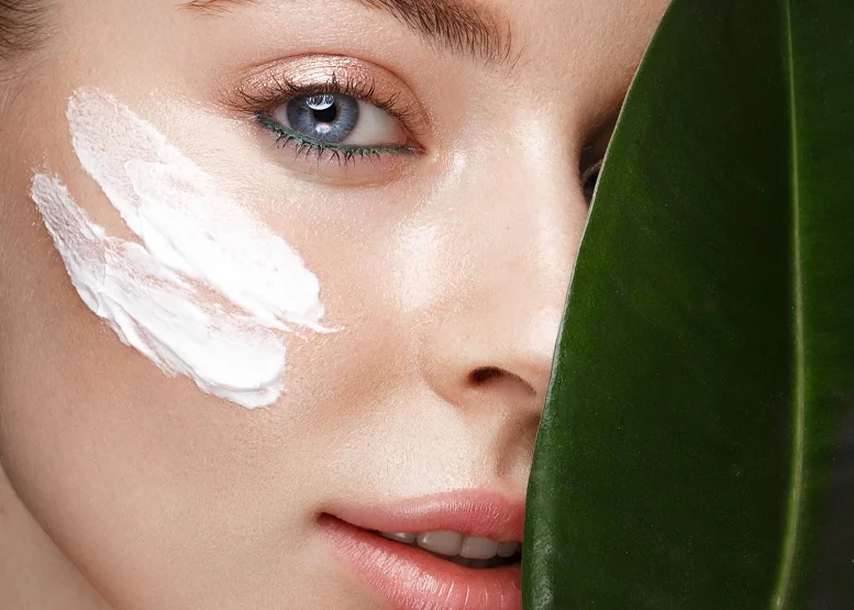 Jaki krem po zabiegu laserem wybrać? Czego szukać w kosmetykach po zabiegach dermatologicznych?