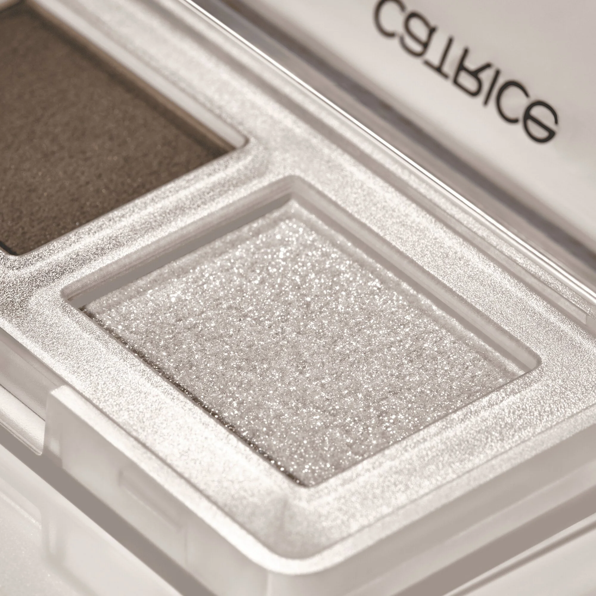 CATRICE Diamond Treasures Cream to Powder Eyeshadow cień do powiek 030 Smokey Diamond, 2,8 g