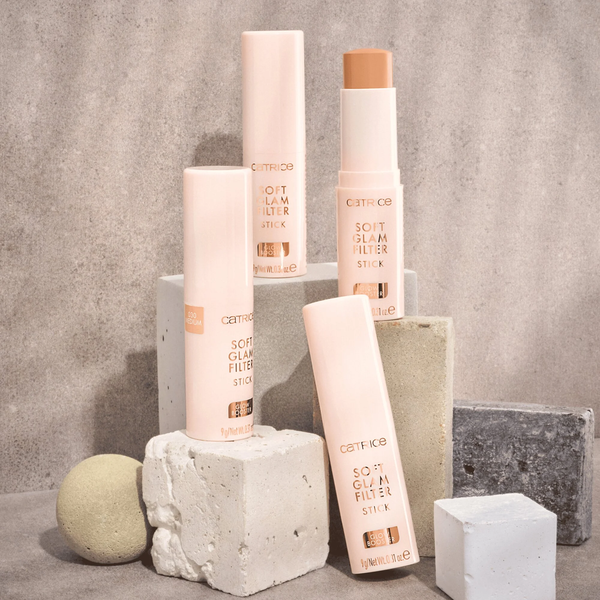 CATRICE Soft Glam Filter Stick sztyft rozświetlający do twarzy 030 Medium, 9 g
