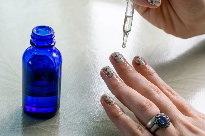 Olejowanie paznokci. Jakie oleje stosować, żeby wzmocnić kruche paznokcie?