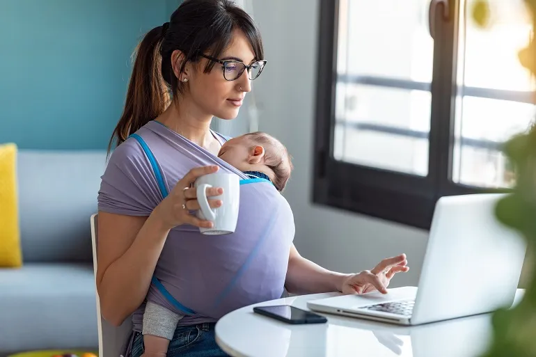 ¿Cómo llevar a un bebé recién nacido en un fular?