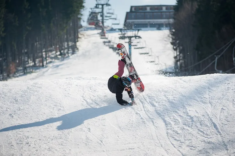 uraz stawu łokciowego na snowboardzie 