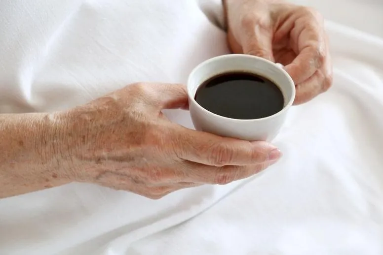 Kawa w diecie seniora – czy osoby starsze mogą pić kawę?