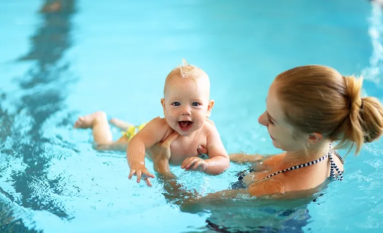 bebé en la piscina con mamá