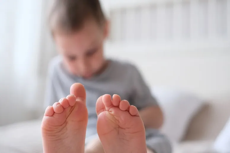 Jak dbać o stopy dziecka