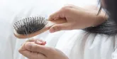Wypadanie włosów u kobiet – co je powoduje?