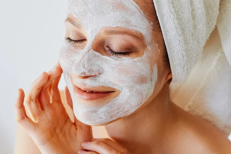 Peeling twarzy przy skórze trądzikowej − jak go wykonać?
