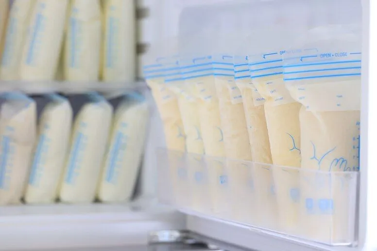 Przechowywanie mleka matki – jak przechowywać odciągnięty pokarm?