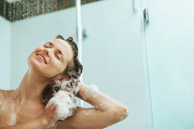 Jak myć kręcone włosy? Metoda curly girl