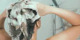 Peeling do skóry głowy − jak stosować? Zobacz, jak oczyścić skalp
