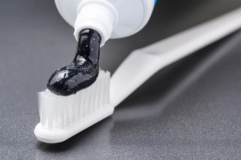 Wybielająca pasta do zębów z węglem aktywnym