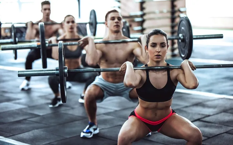 ejercicios grupales en el gimnasio