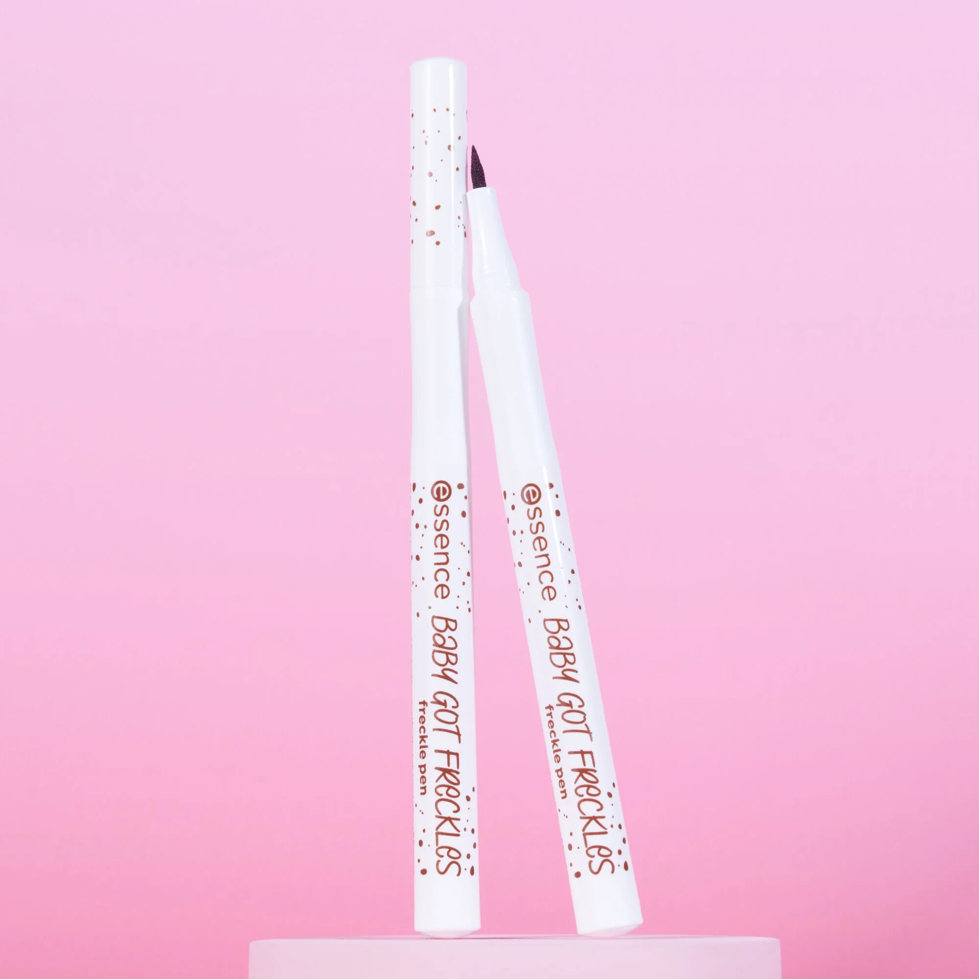 Essence Baby Got Freckles Pen pisak do twarzy 10 Faux Real, 1 ml