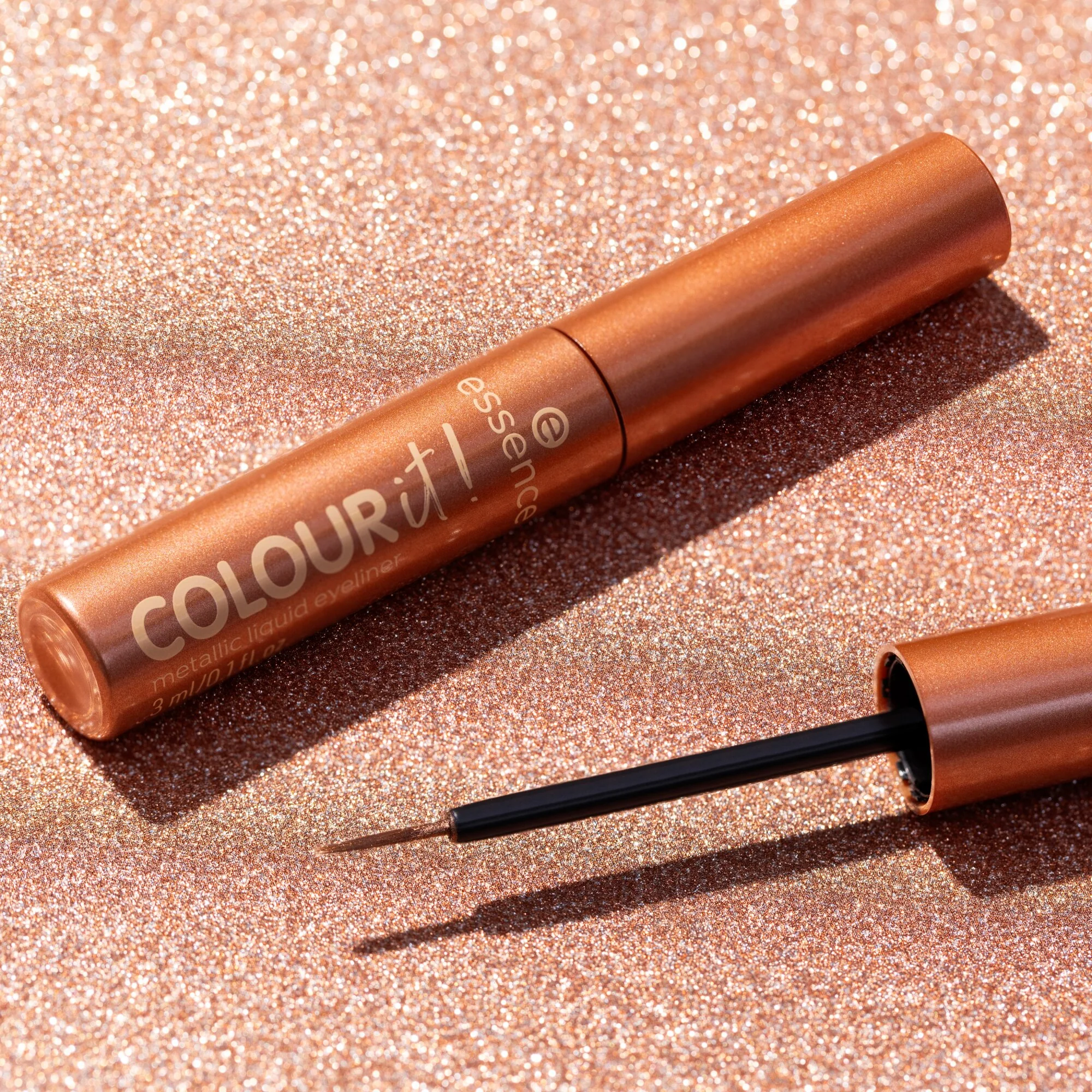 Essence Colour It! liner metaliczny w płynie 01, 3 ml