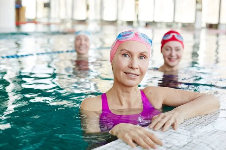 ćwiczenia na basenie - osoby starsze