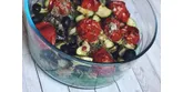 Dieta śródziemnomorska − przepis na sałatkę z pieczonymi warzywami