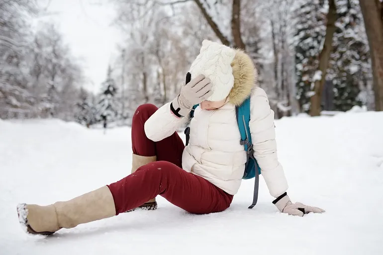 Pierwsza pomoc zimą: jak zabezpieczyć uszkodzoną kończynę? 