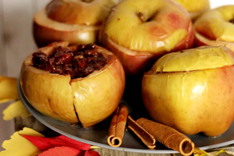 przygotowanie pieczonych jabłek z nadzieniem