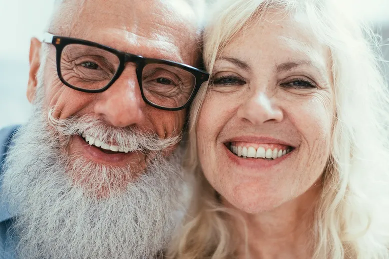 Jak dbać o protezę zębową i cieszyć się pięknym uśmiechem w każdym wieku?