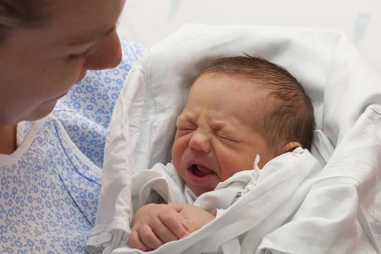 8 powodów dlaczego niemowlę płacze podczas karmienia