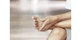 Sucha skóra na nogach u starszych osób – przyczyny, objawy i leczenie 