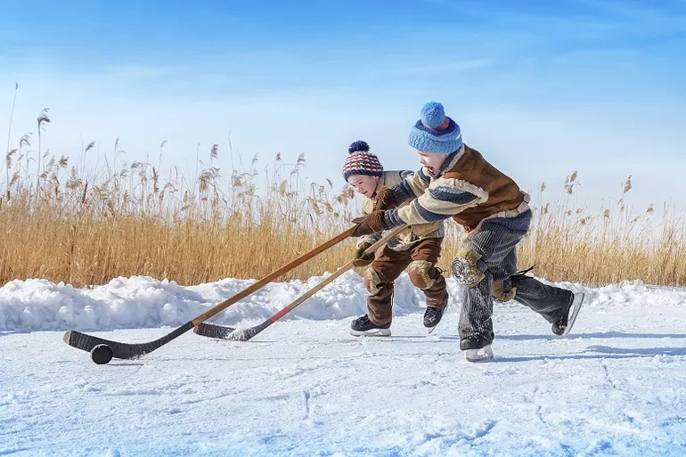 patina y juega hockey sobre hielo