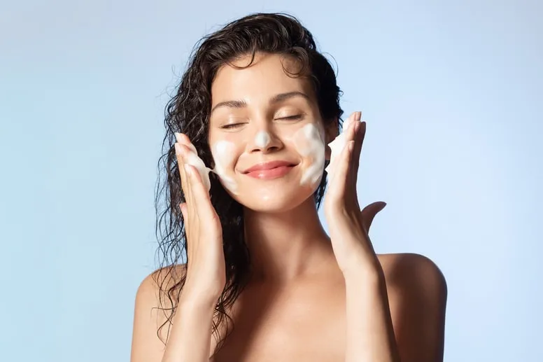 Jakie kosmetyki wybrać do mycia twarzy