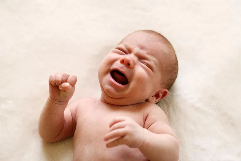 Pleśniawki u niemowlaka – skąd się biorą i jak sobie z nimi poradzić?